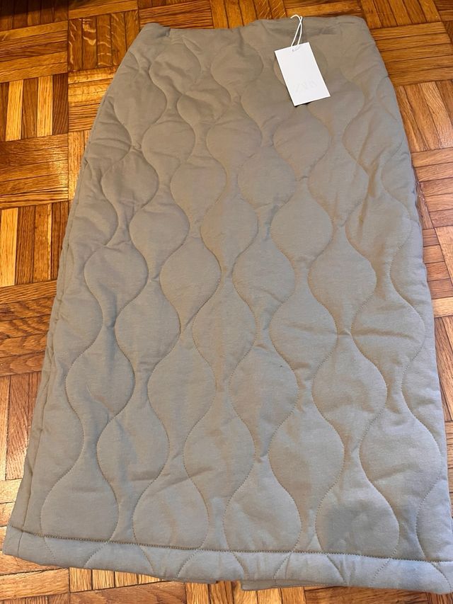 Falda Zara acolchada verde oliva