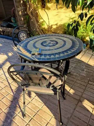 Mesa Mosaico y 2 Sillas Hierro Forjado