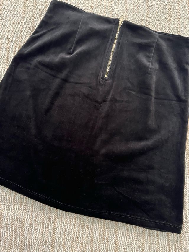 Falda terciopelo negra con tachuelas doradas