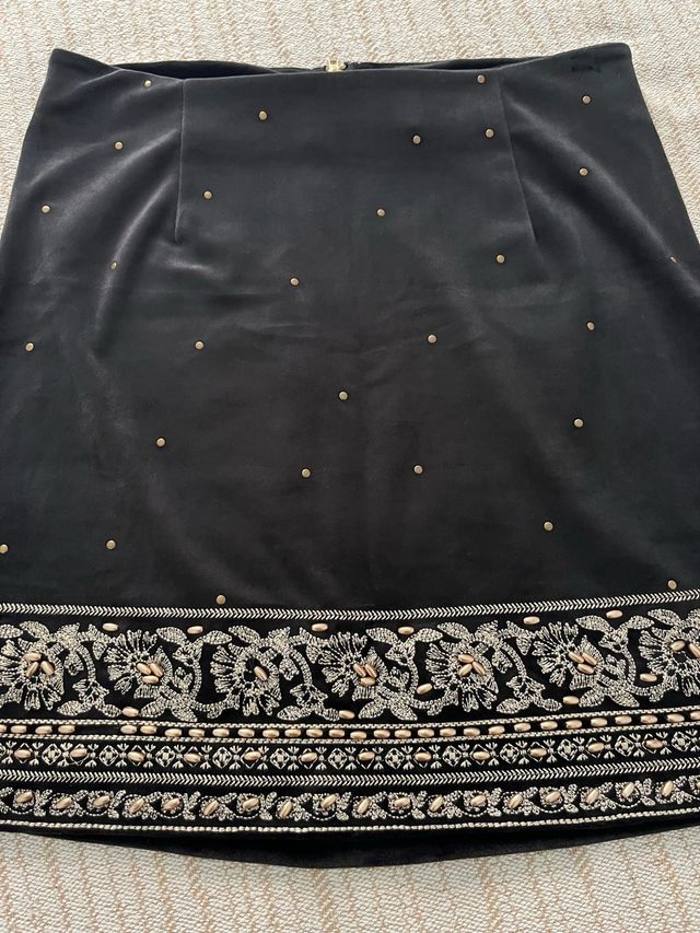 Falda terciopelo negra con tachuelas doradas