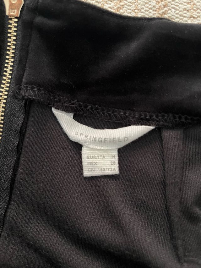 Falda terciopelo negra con tachuelas doradas