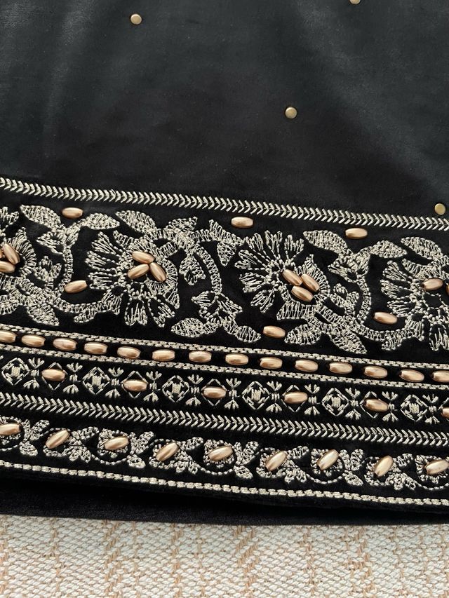 Falda terciopelo negra con tachuelas doradas