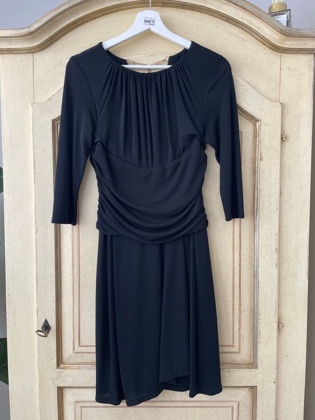 Vestido negro drapeado con cadena