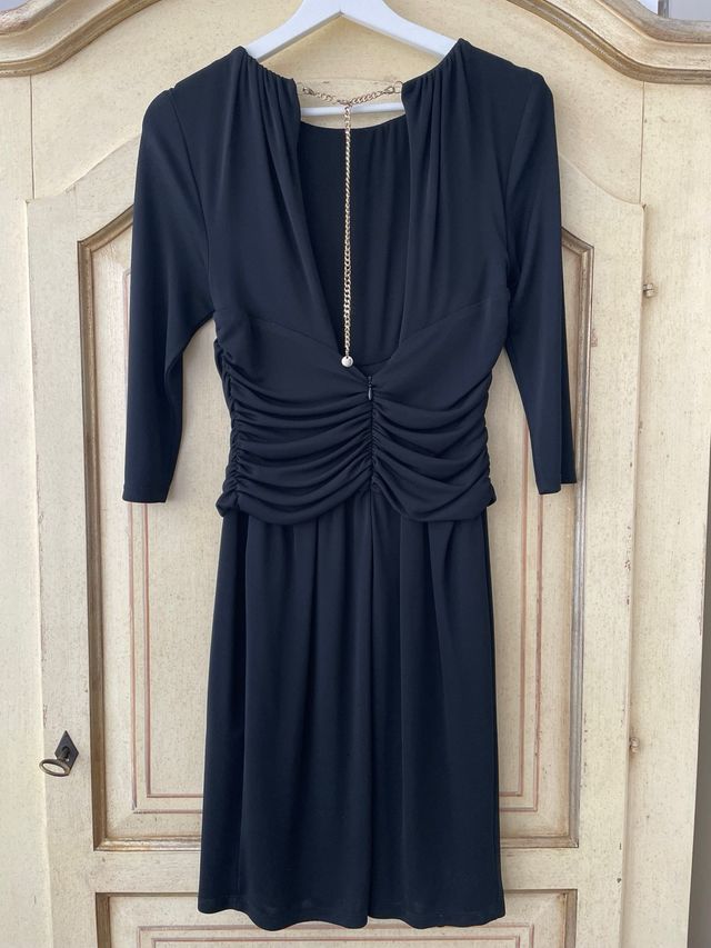 Vestido negro drapeado con cadena