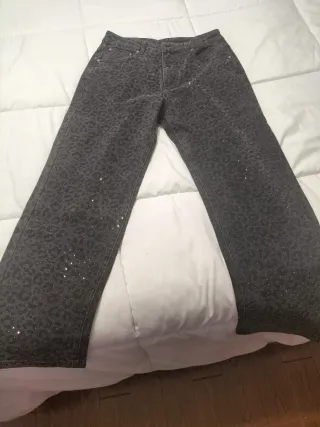 Pantalón vaquero estampado leopardo con brillantes