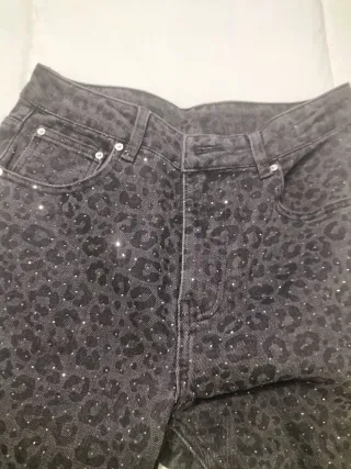 Pantalón vaquero estampado leopardo con brillantes