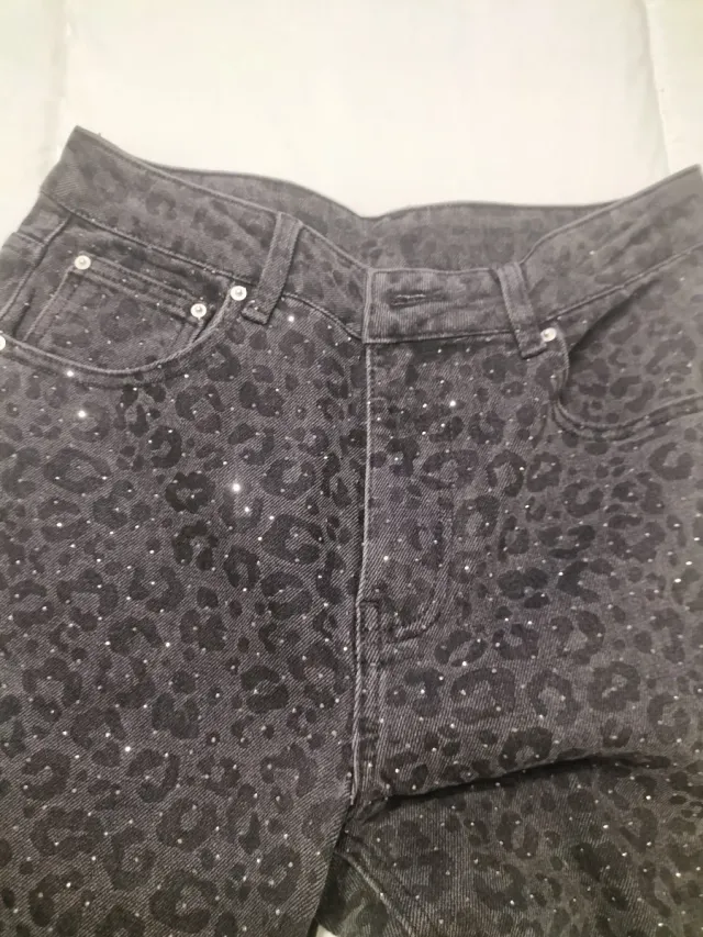 Pantalón vaquero estampado leopardo con brillantes