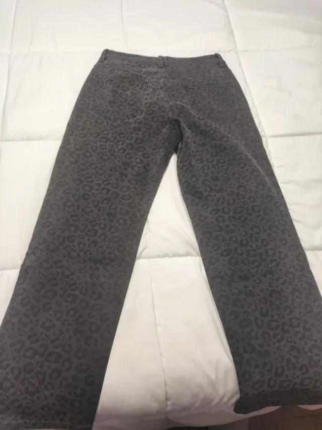 Pantalón vaquero estampado leopardo con brillantes