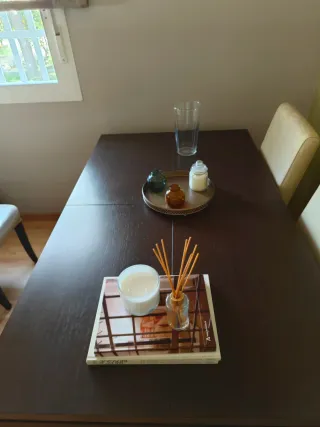 Mesa de comedor de madera oscura