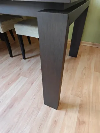 Mesa de comedor de madera oscura