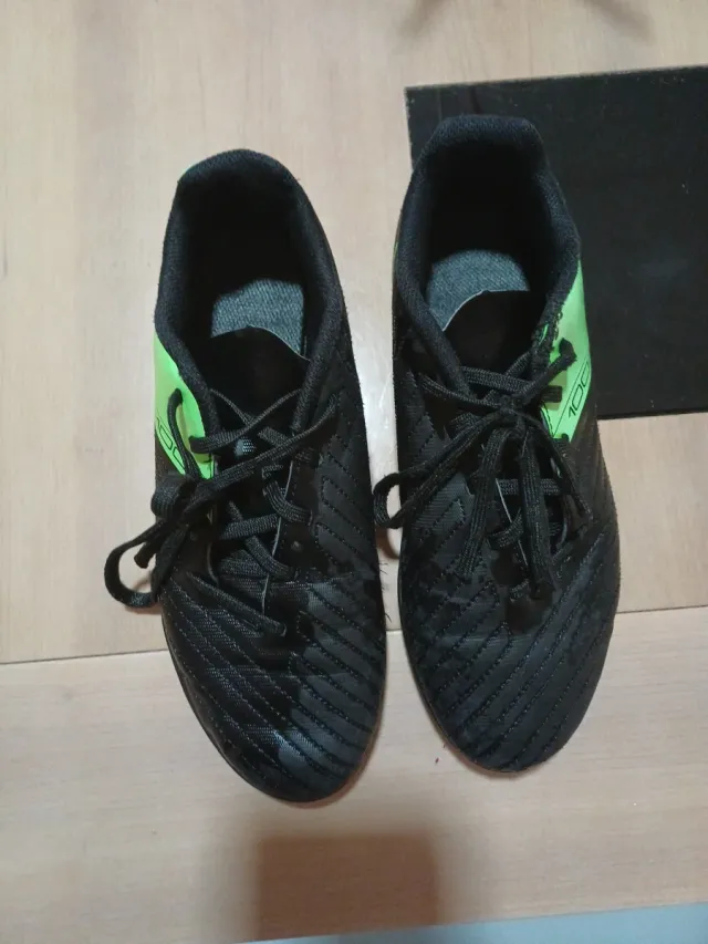 Zapatillas de fútbol negras y verdes
