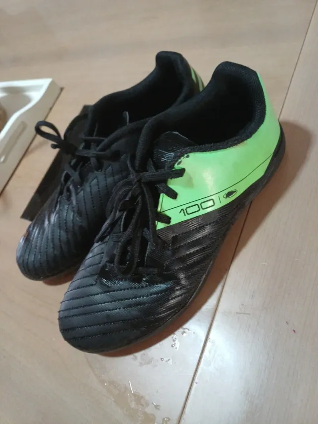 Zapatillas de fútbol negras y verdes