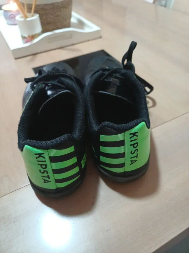 Zapatillas de fútbol negras y verdes
