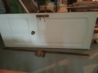 Puerta blanca de madera