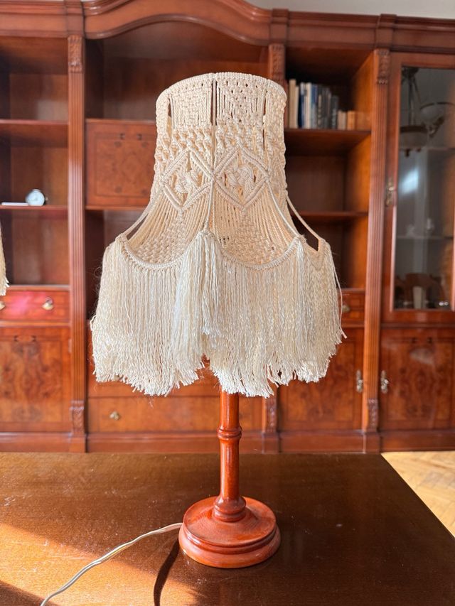 Lampada da tavolo beige in macramè