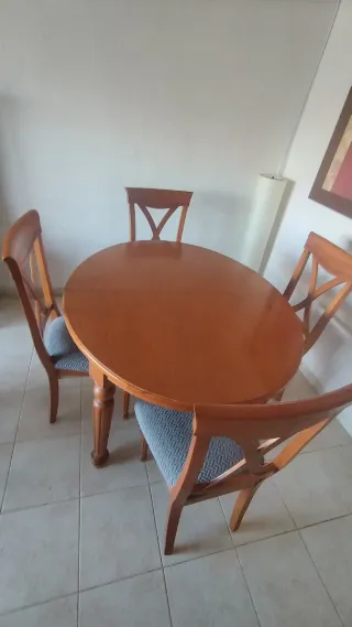 Mesa extensible y 4 sillas de madera