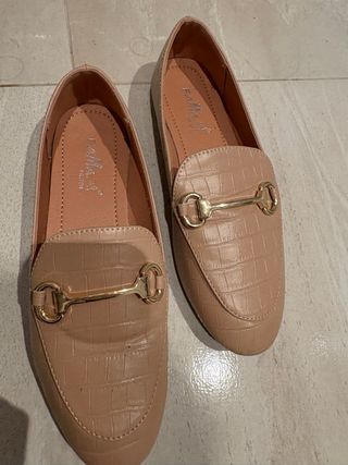 Mocasines Beige con Hebilla Dorada