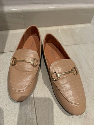 Mocasines Beige con Hebilla Dorada