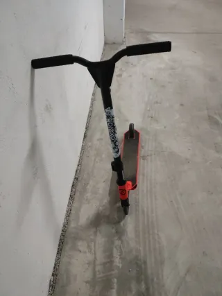 Patinete infantil rojo y negro