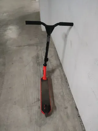 Patinete infantil rojo y negro