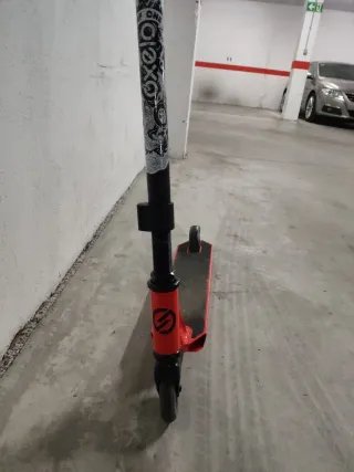 Patinete infantil rojo y negro