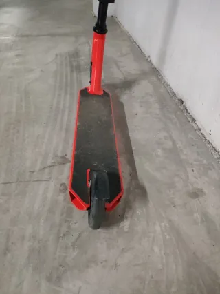 Patinete infantil rojo y negro