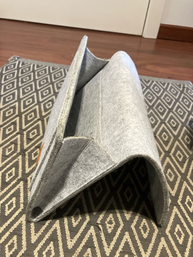 Regalo organizador de fieltro para cama gris