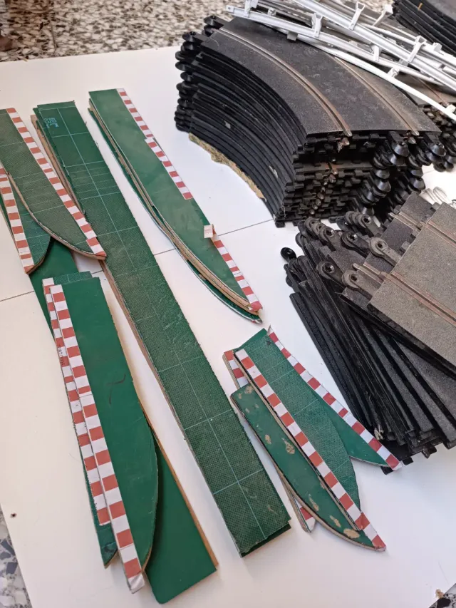 Set di piste e accessori per Scalextric
