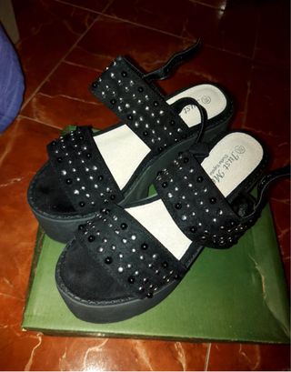 Sandalias negras con perlas talla 38