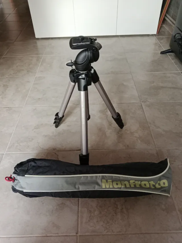 Trípode Manfrotto con funda