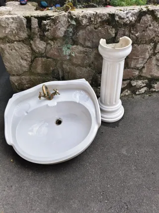 Lavabo y pie de porcelana blanco