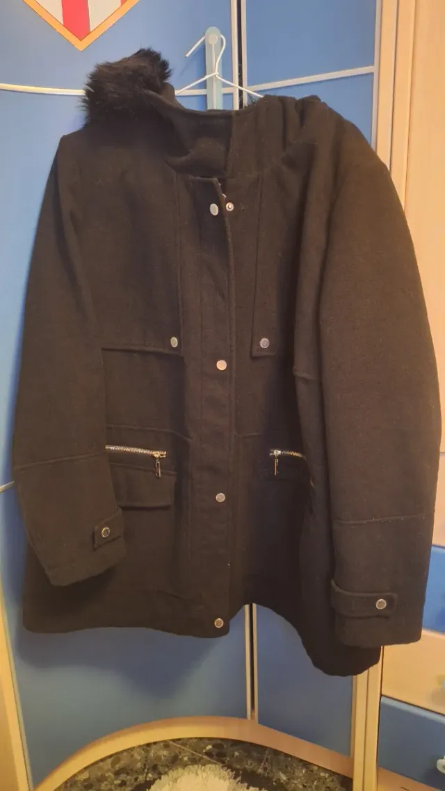 Abrigo negro con capucha y pelo