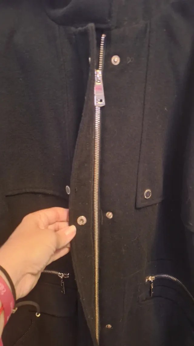 Abrigo negro con capucha y pelo