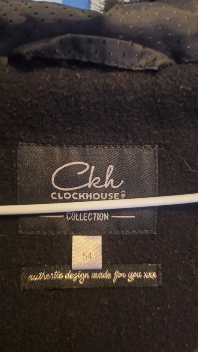 Abrigo negro con capucha y pelo