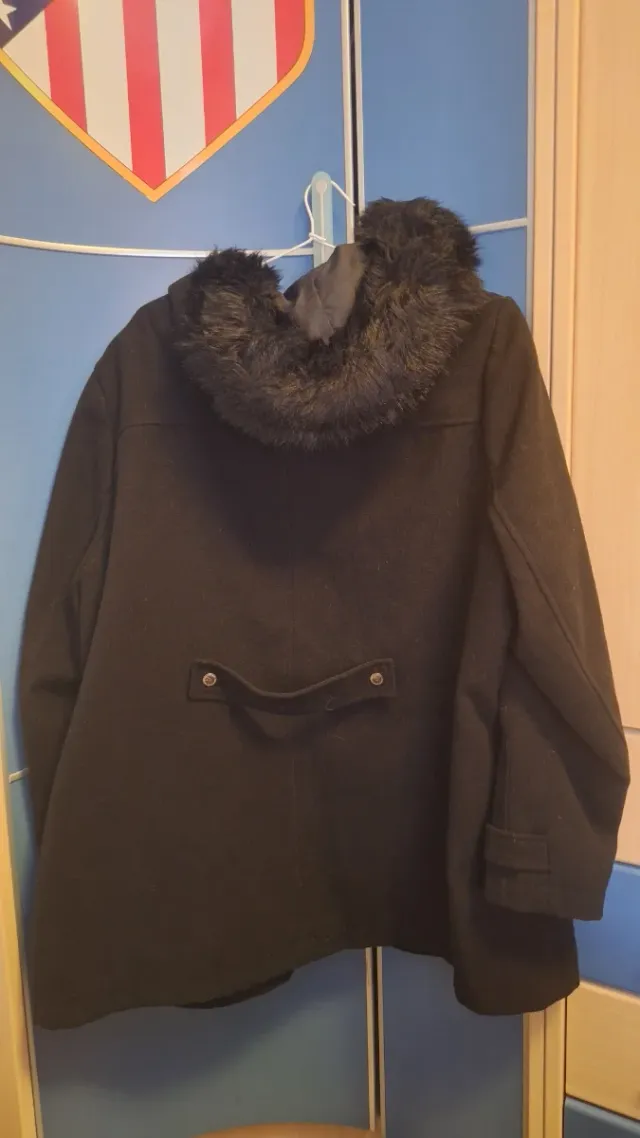 Abrigo negro con capucha y pelo