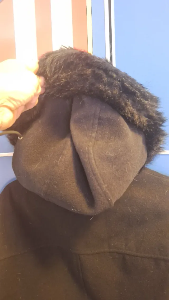 Abrigo negro con capucha y pelo