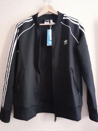 Sudadera Adidas negra etiquetada