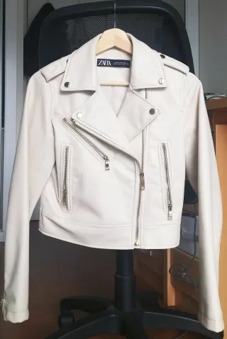 Cazadora polipiel Zara cremalleras doradas