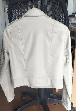 Cazadora polipiel Zara cremalleras doradas