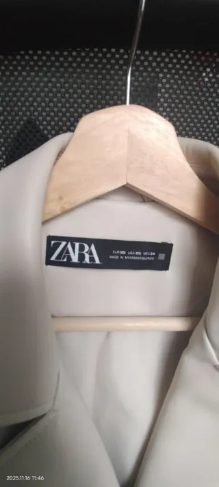 Cazadora polipiel Zara cremalleras doradas