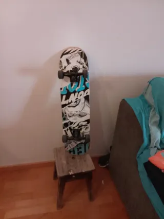 Skate con diseño de calavera