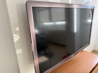 TV Philips con Brazo y Embellecedor Pared