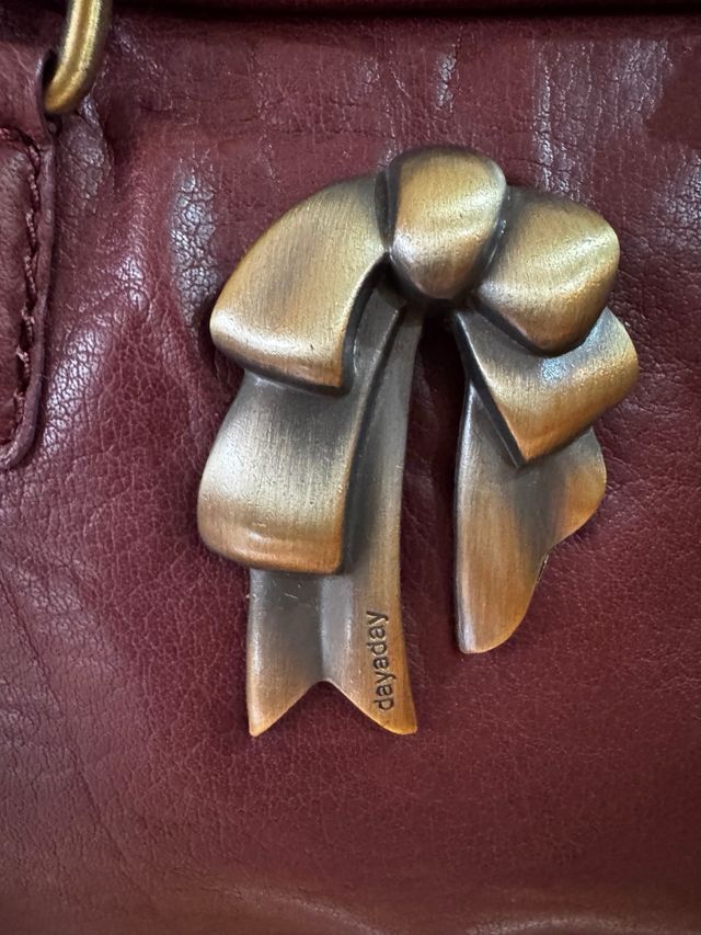 Bolso piel burdeos Dayaday con detalle lazo