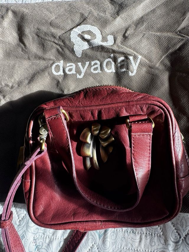 Bolso piel burdeos Dayaday con detalle lazo