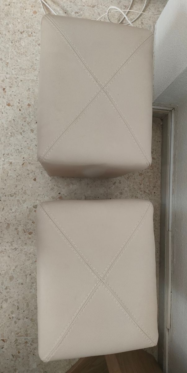 2 Puffs Beige de Piel Sintética