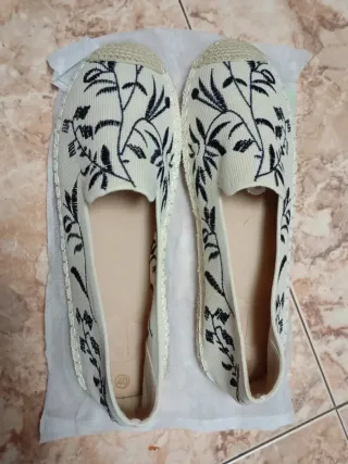 Alpargatas Mujer Beige y Negro Talla 40