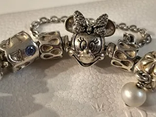 Pulsera Pandora Disney 18 charms IMPECABLE