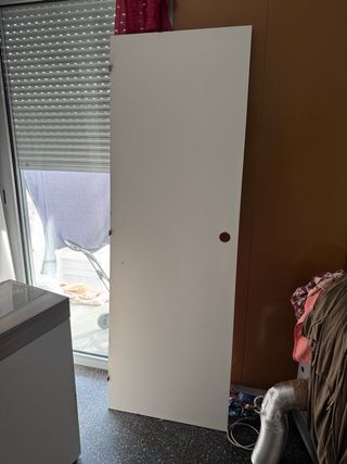 Puerta de habitación y lavabo blanca