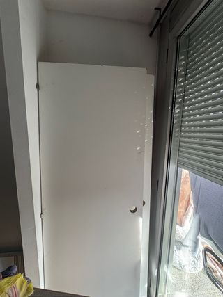 Puerta de habitación y lavabo blanca