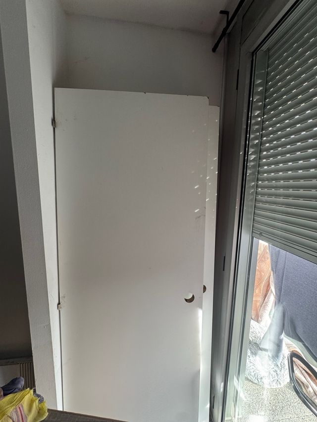 Puerta de habitación y lavabo blanca